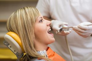 Женщина на приеме у стоматолога