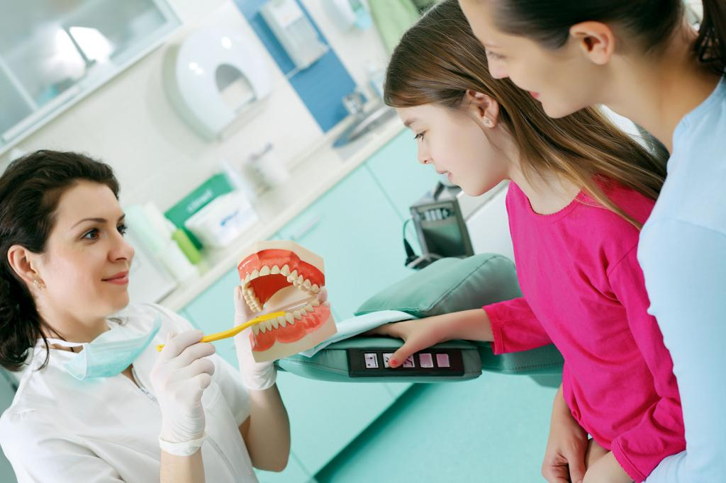 Стоматолог показывает детям челюсть