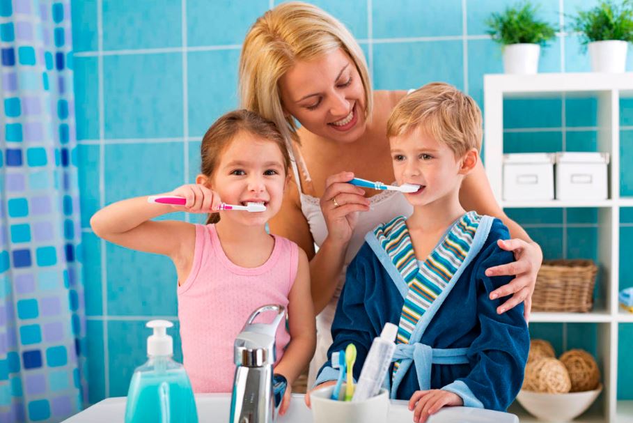 Семья чистит зубы